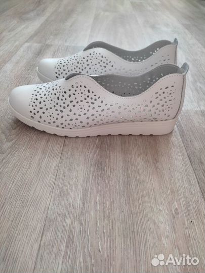 Слипоны лоферы мокасины босоножки женские белые