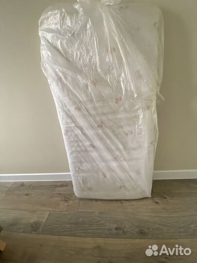 Детская кроватка с маятником и ящиком