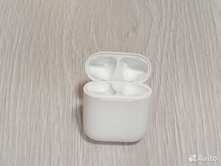 Зарядный кейс беспроводных наушников Apple Airpods