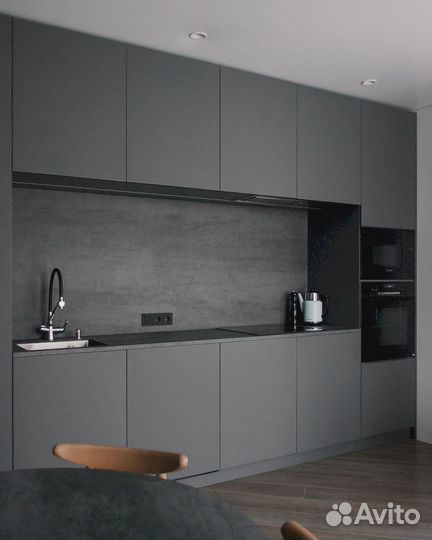 Серая прямая кухня монохром