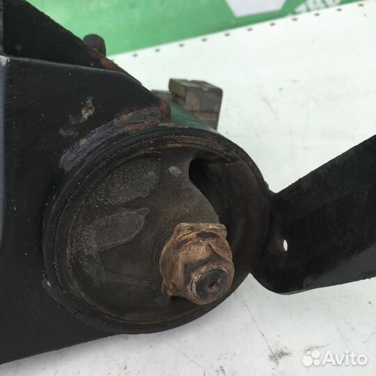 Опора двигателя правая Тойота Карина Е