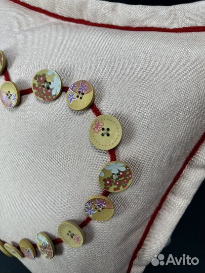 Декоративная подушка «Сердце с пуговицами»