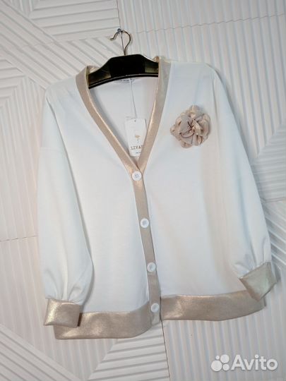 Стильный Белый жакет с золотом и брошью розой