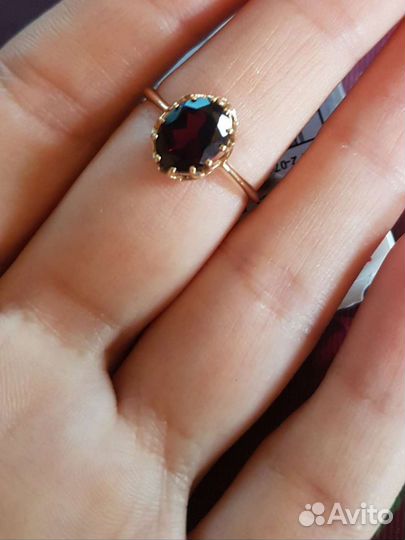 Золотое кольцо с гранатом