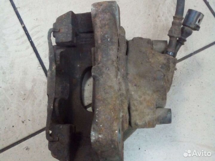 Суппорт тормозной передний левый на т5