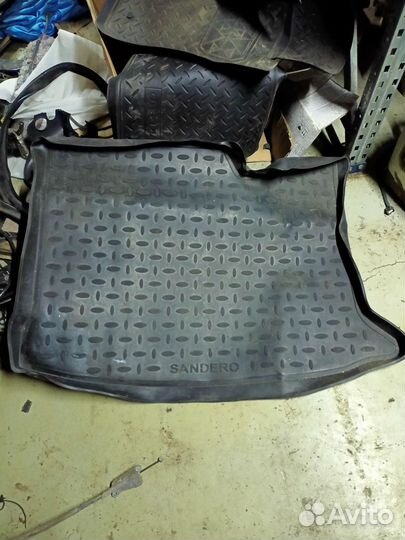 Резиновый коврик в багажник Renault Sandero I