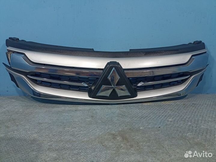 Решетка радиатора Mitsubishi Pajero Sport 3