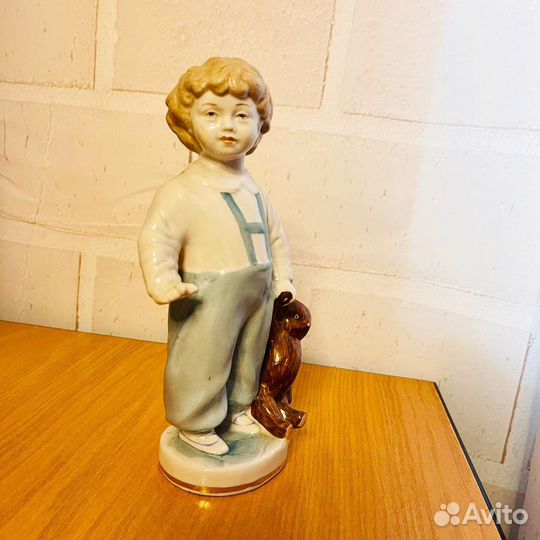 Статуэтка мальчик с мишкой лфз