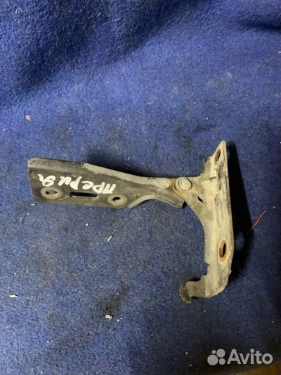 Петля капота правая Nissan Prairie PNM11 SR20(DE)