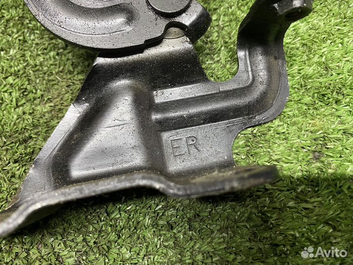 Правая петля капота Mazda cx-7