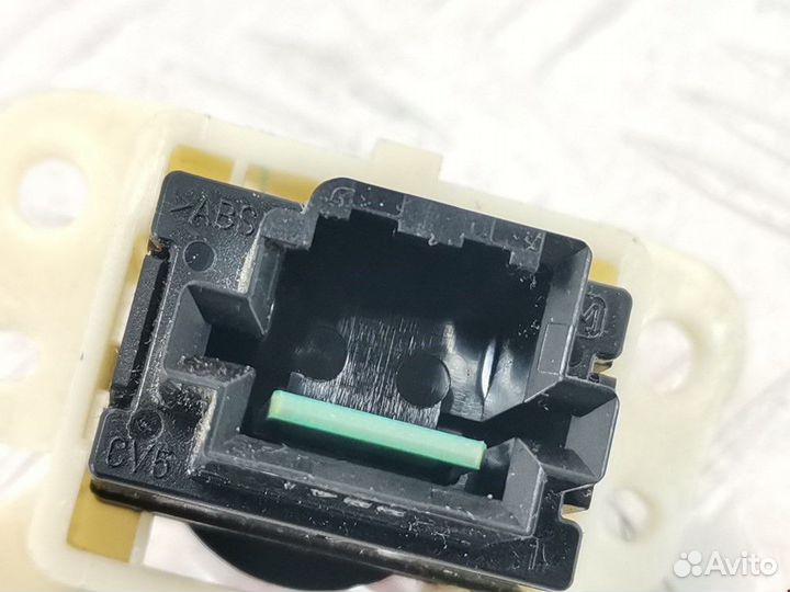 Кнопка аварийной сигнализации Mitsubishi L200