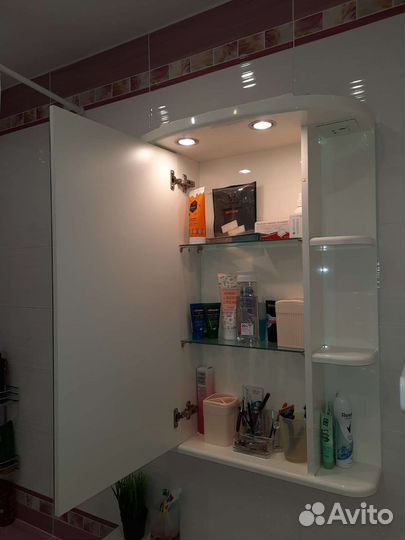 Настенный шкафчик с зеркалом в ванную