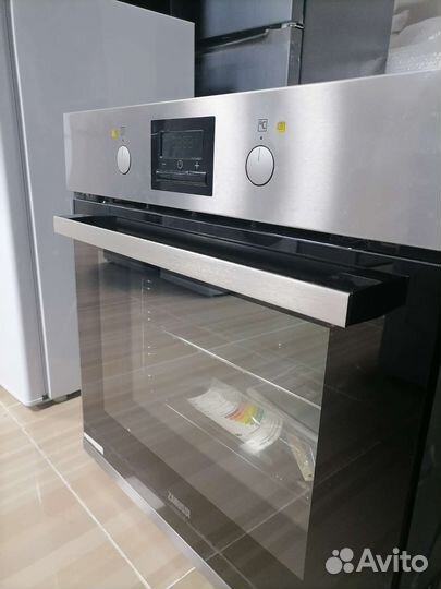 Духовой шкаф встраиваемый новый Zanussi серый