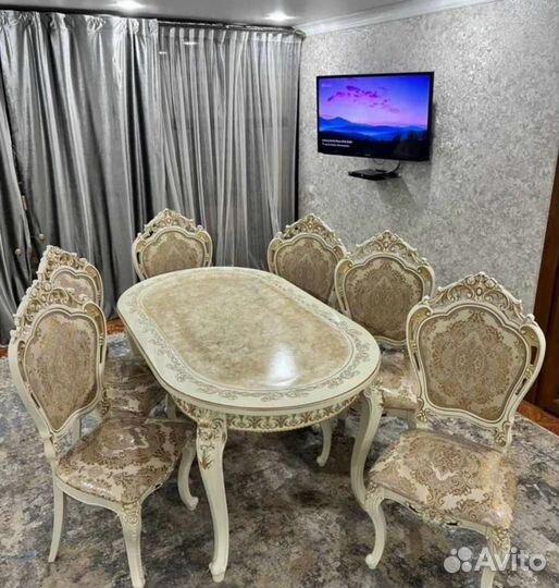 Стол и стулья