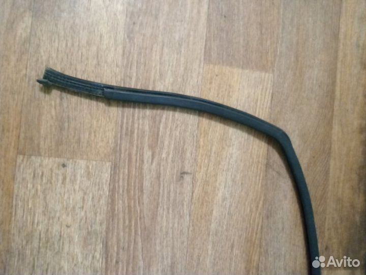 Уплотнитель стекла двери задний левый Volkswagen