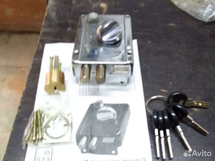 Замок дверной накладной