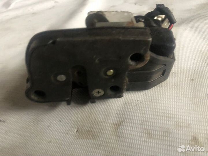 Замок двери задний правый Toyota Camry SV32 3SFE