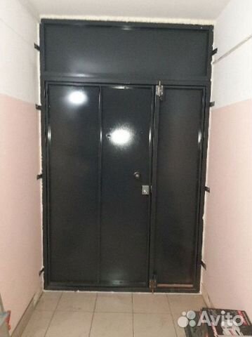 Металлическая перегородка/кладовка с дверью