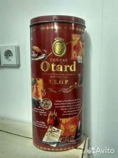 Металлическая упаковка от коньяка otard