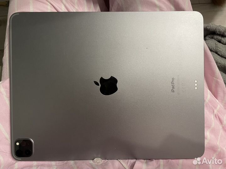 Apple iPad pro m2 с оригинальной клавиатурой