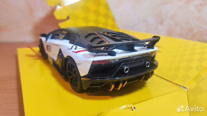 Lamborghini Aventador SVJ 1:24