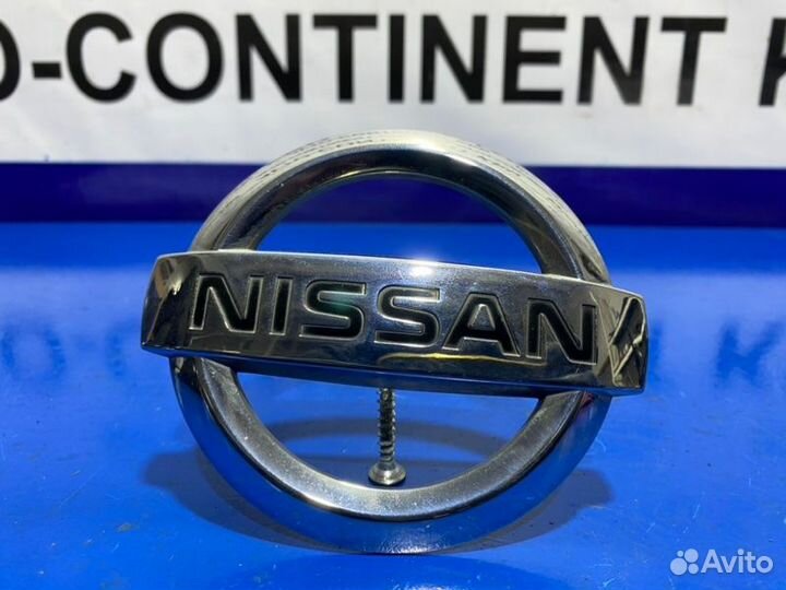 Эмблема Nissan Elgrand E51 VQ25