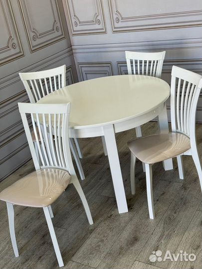 Кухонный стол и стулья