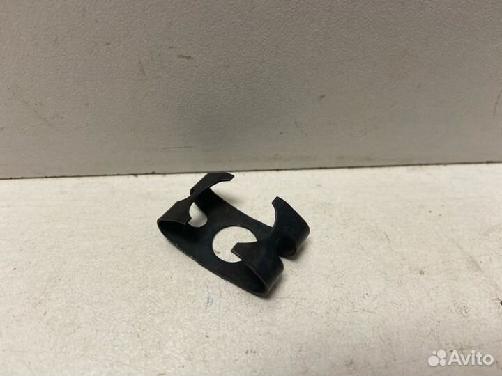 Фиксатор тормозного шланга Volkswagen Golf