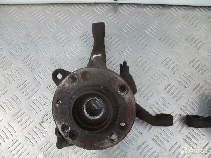 Кулак поворотный передний Volkswagen Golf 3