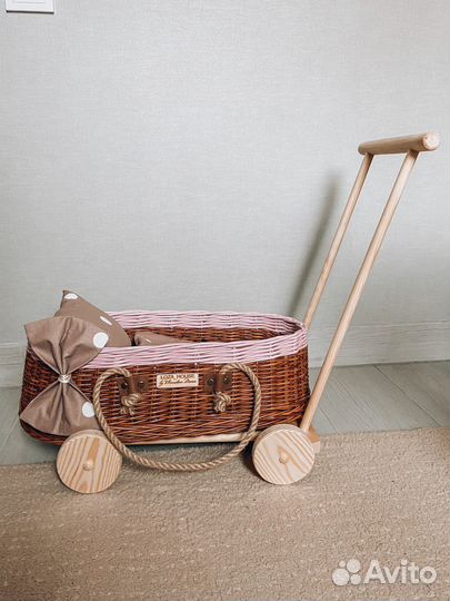 Коляска плетеная