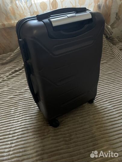 Чемодан на колесах размер s