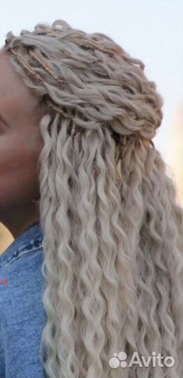 Модель на афрокудри