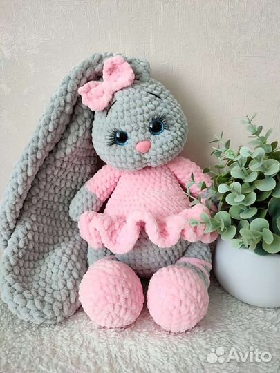 Вязаная игрушка ручной работы заяц