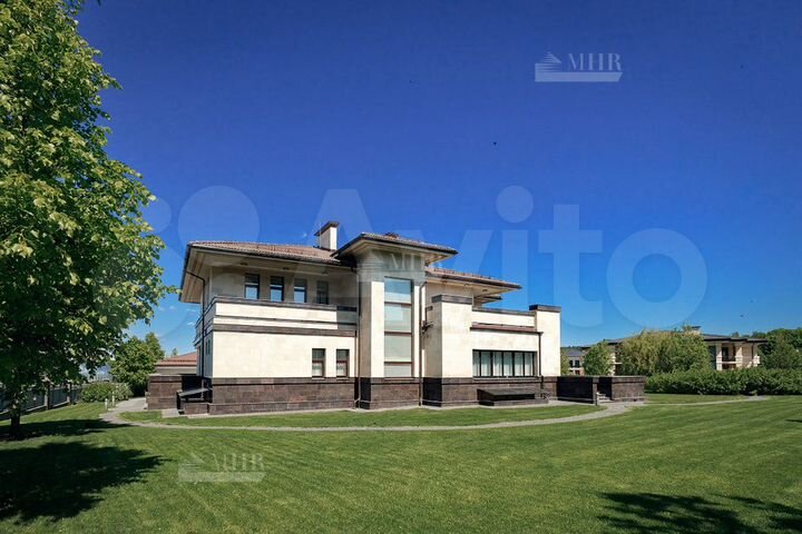 Дом 1203,9 м² на участке 37,4 сот.