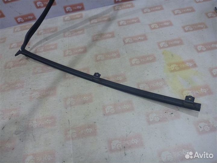 Уплотнительная резинка стекла задняя левая Toyota