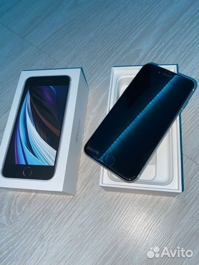iPhone SE, 64 ГБ