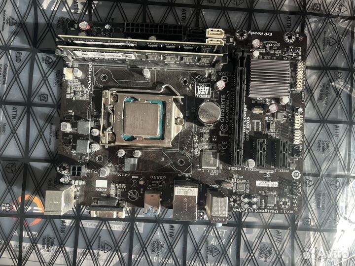 Материнская плата с процессором и памятью