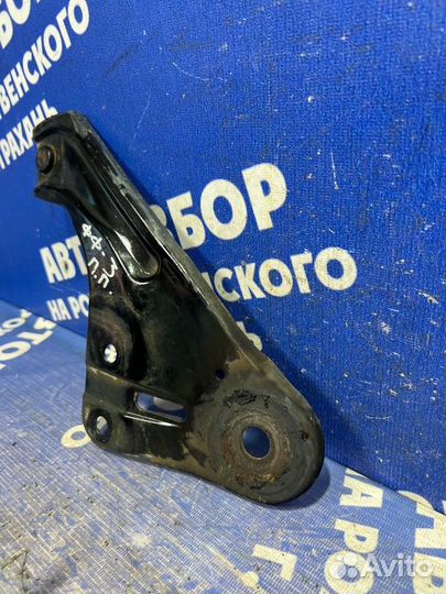 Правый кронштейн переднего подрамника Ford Focus 3