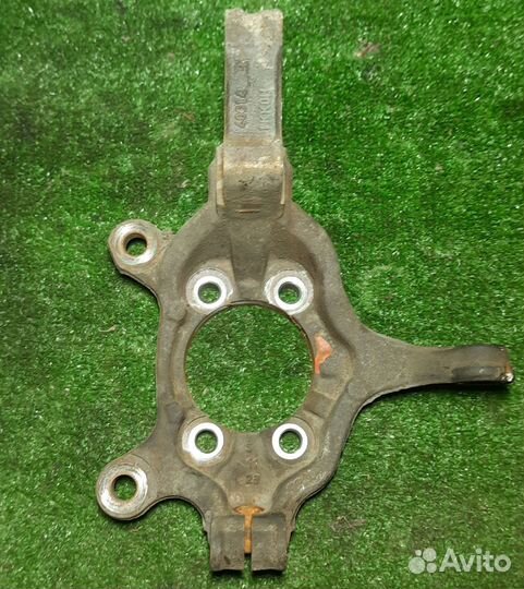 Поворотный кулак передний правый Ниссан Жук F15