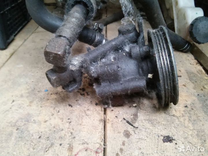 Насос гура Nissan Primera P11