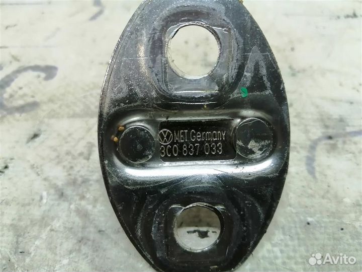 Ответная часть замка двери VW Touran 2010