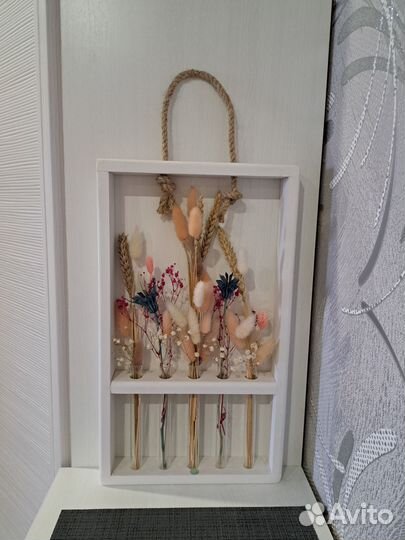 Сухоцветы в рамке с колбами
