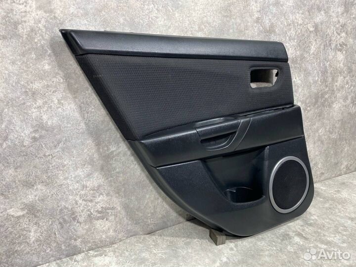 Обшивка двери задней левой Mazda 3 BK рест. BK