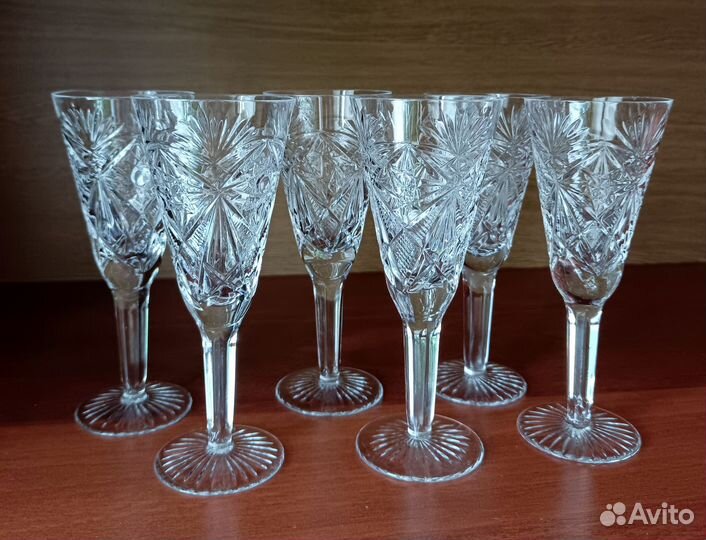 Хрустальные рюмки на ножке