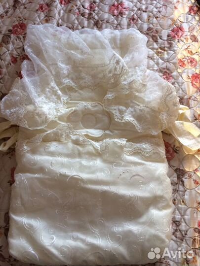 Шикарный на выписку Кружевной конверт с шапочкой