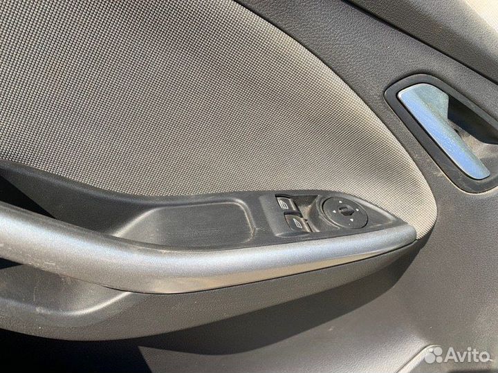 Обшивка двери передняя левая Ford Focus 3