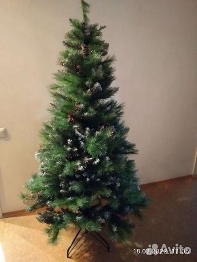 Елка искусственная пушистая с шишками и подставкой