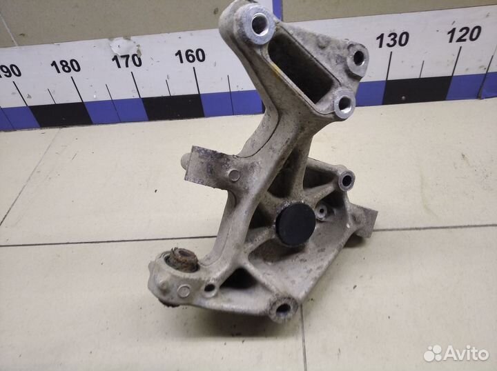 Кулак поворотный задний правый Yeti 2009