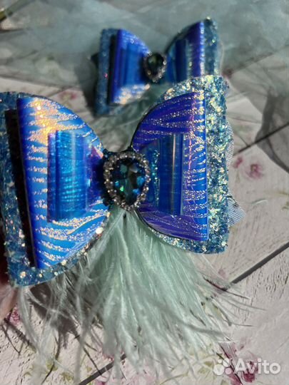 Бантики с перьями