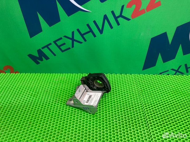 Крепление радиатора левое Bmw 5 F10 N52B25 2010